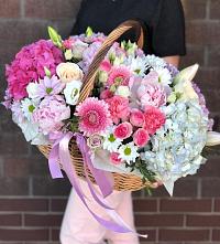 Цветочная композиция из Розы, Хризантемы, Пионы и Лизиантусы в корзине в Али-Бердуковском