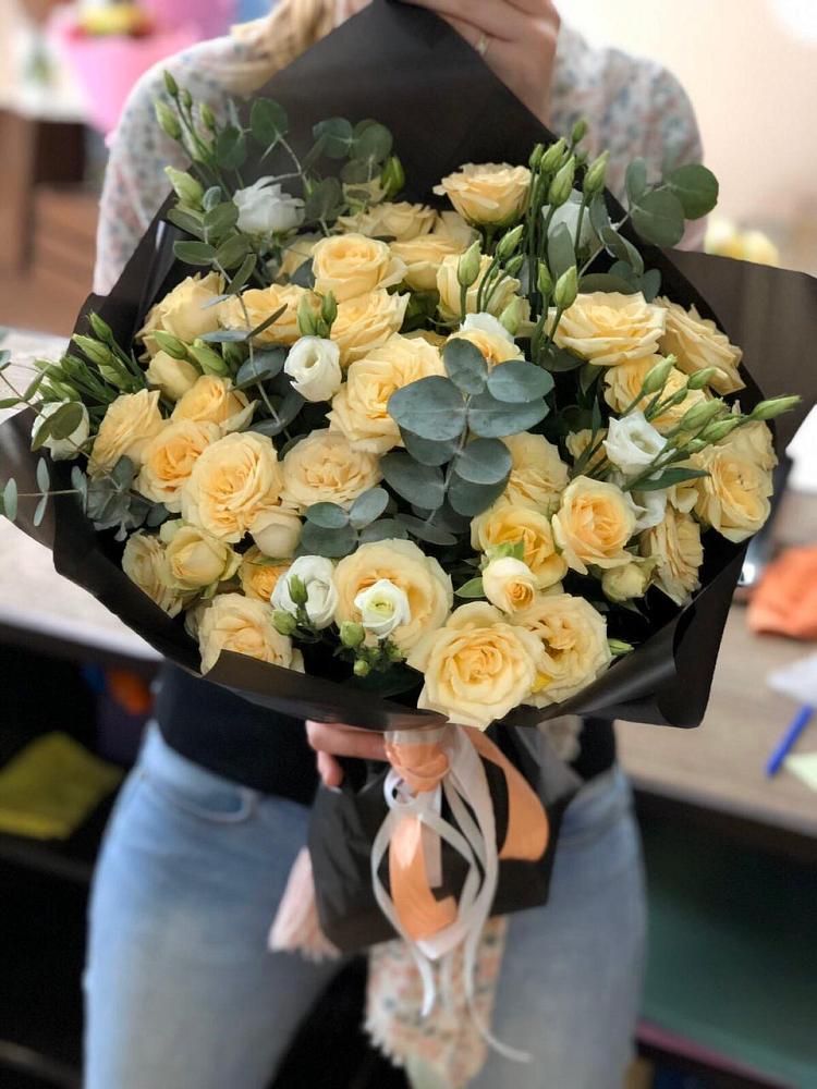 Букет цветов из: Розы и Лизиантусы в Али-Бердуковском