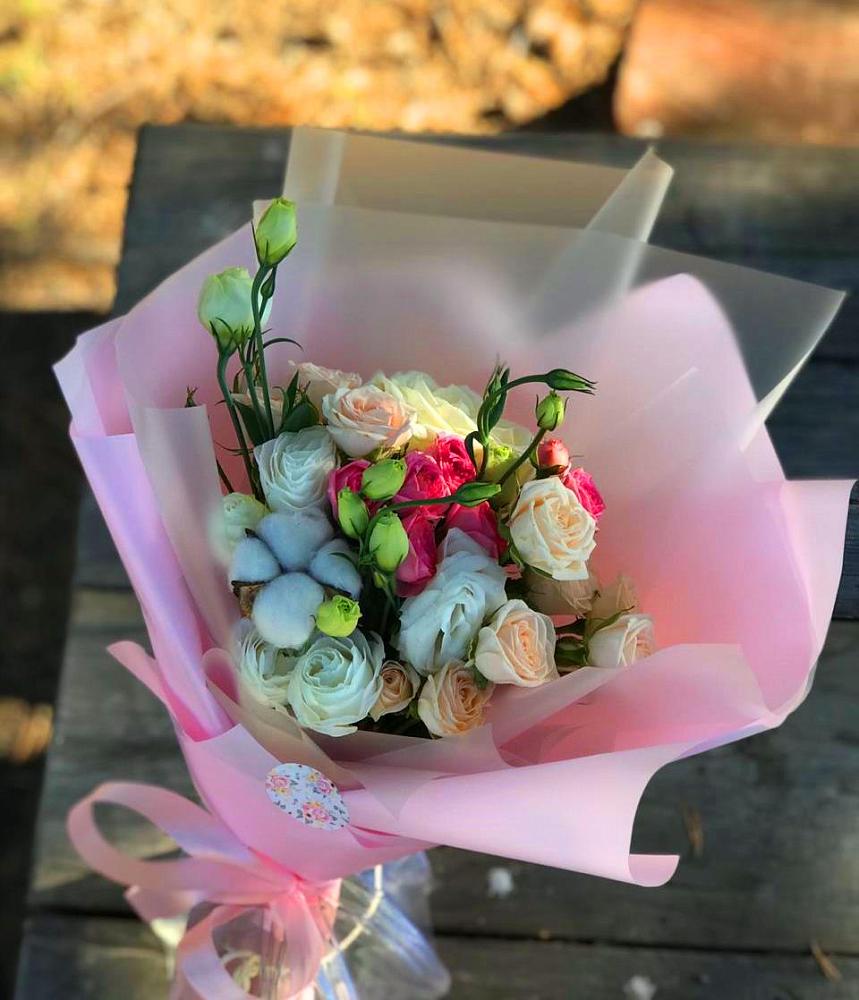 Букет цветов из: Розы и Лизиантусы в Али-Бердуковском