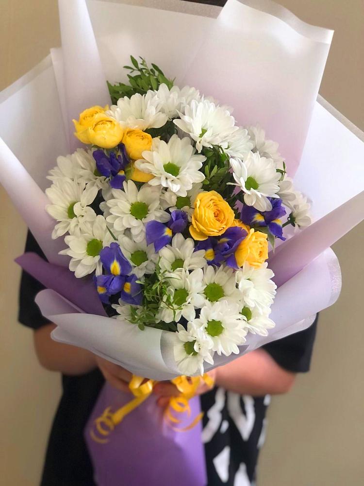 Букет цветов из: Ирисы, Хризантемы и Розы в Али-Бердуковском