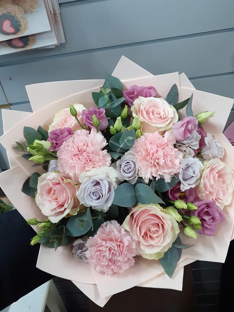 Букет цветов из: Розы, Гвоздики и Лизиантусы в Али-Бердуковском