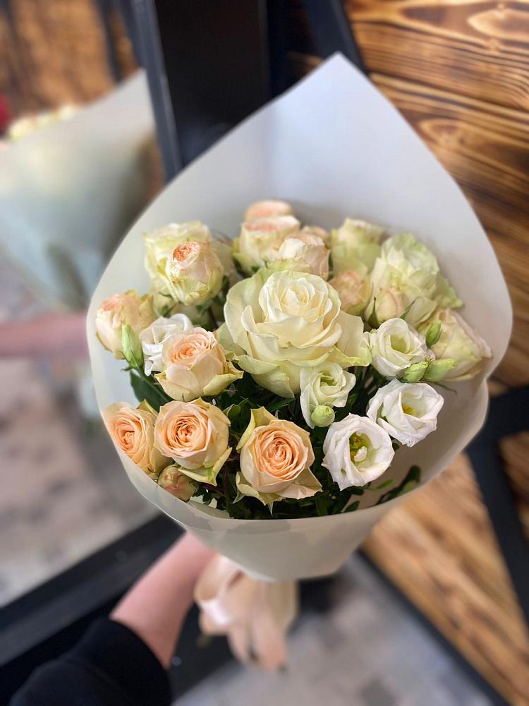 Букет цветов из: Розы и Лизиантусы в Али-Бердуковском